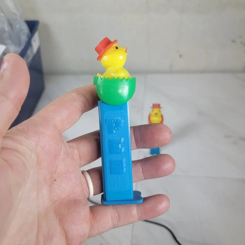 Chick in an Egg Vintage Pez Candy Dispenser‎ (with feet)